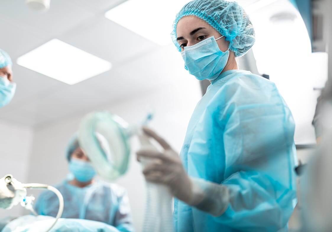 anesthesiologist getting started with procedure